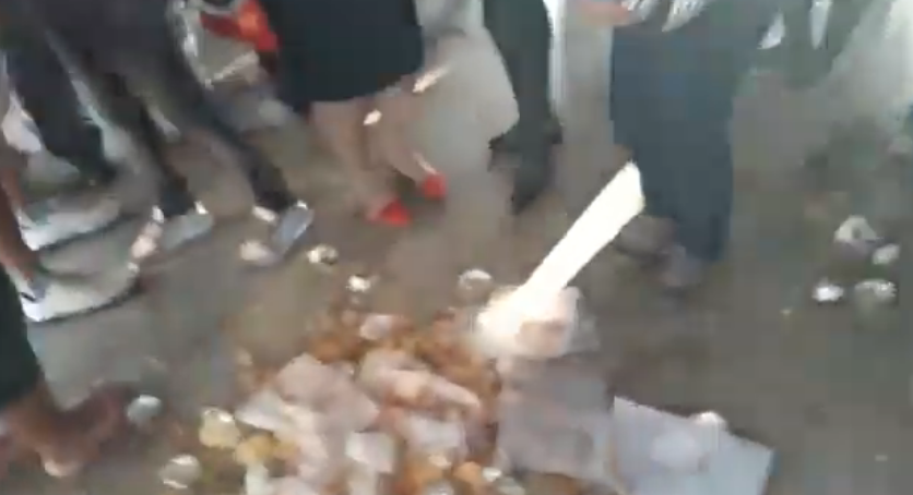 Covardia de fiscal da Ceturb contra ambulante revolta passageiros no Terminal de Carapina (Serra)