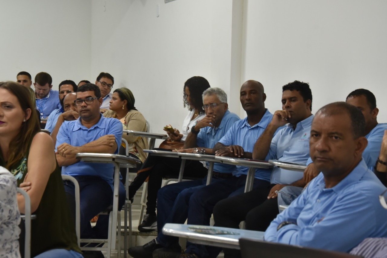 Cael diz que há impedimentos legais para Cesan absorver servidores do Saae, e discute situação com Prefeitura