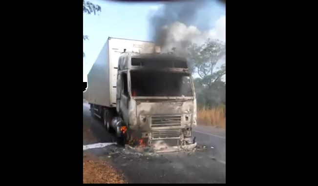 VÍDEO IMPACTANTE – Motorista clama por chuva para apagar fogo em caminhão, e é atendido: ‘Eu confio no meu Deus!’