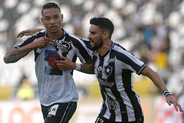 Botafogo derrota o Athletico, de virada, e conquista a segunda vitória consecutiva no Brasileirão