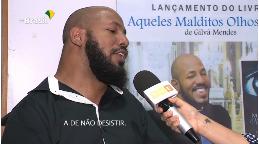Escritor baiano que tem paralisia cerebral publica segundo livro