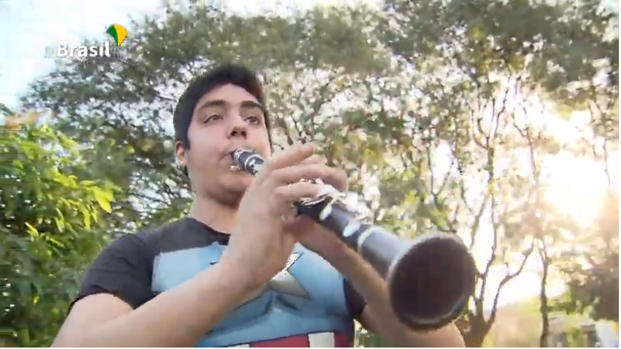 Garoto da periferia se destaca em festival internacional de música tocando Clarinete