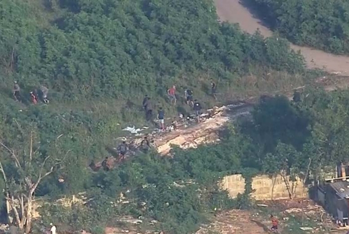 Vídeos mostram cerca de 20 traficantes fugindo de operação da PM no Rio; confira!