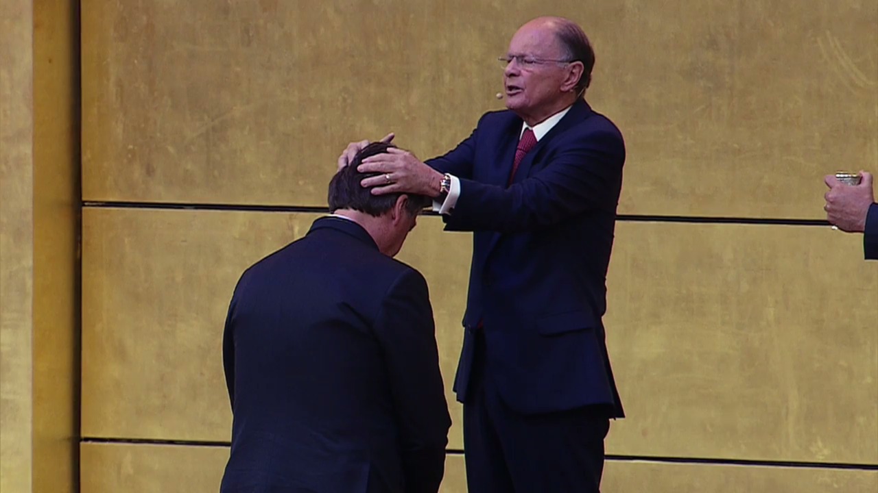 No Templo de Salomão, bispo Macedo consagra Presidente Bolsonaro para ‘serviço de Deus e da Nação’: ‘Como o profeta Samuel um dia consagrou o rei Davi’