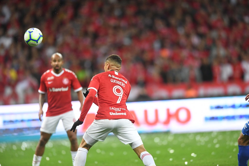 Guerrero desequilibra e Internacional elimina Cruzeiro no Beira-Rio