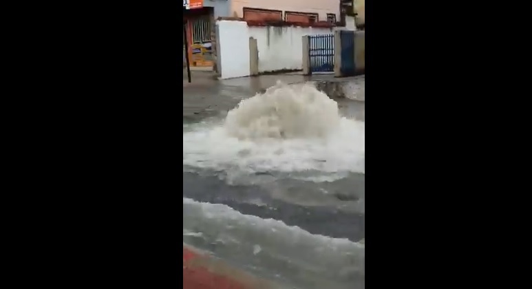 Motorista assovia ‘São Mateus, Minha Cidade’ diante de ‘chafariz’ causado por alagamento, no Centro de São Mateus; veja vídeos