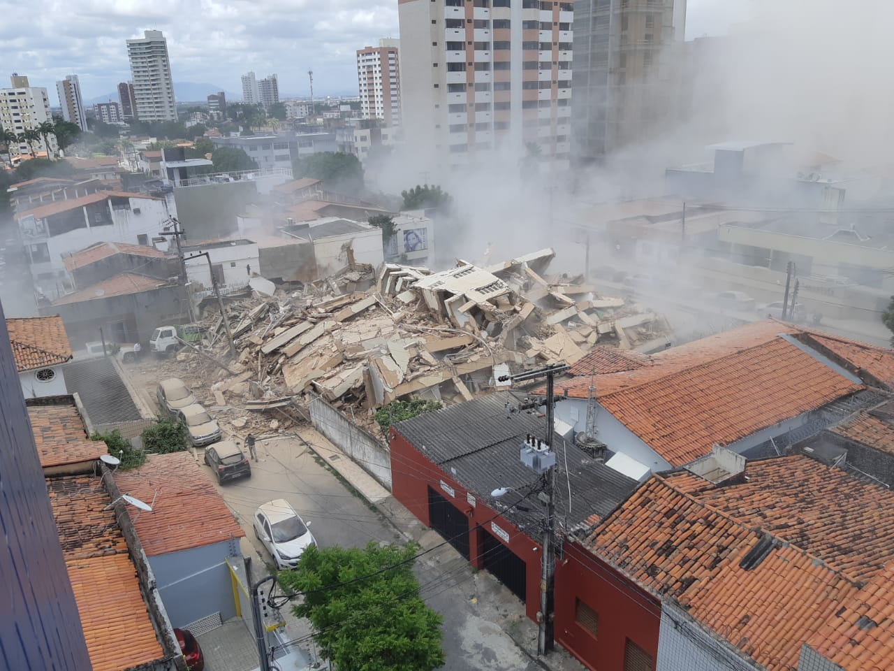 Nove são resgatados com vida de prédio que desabou em Fortaleza