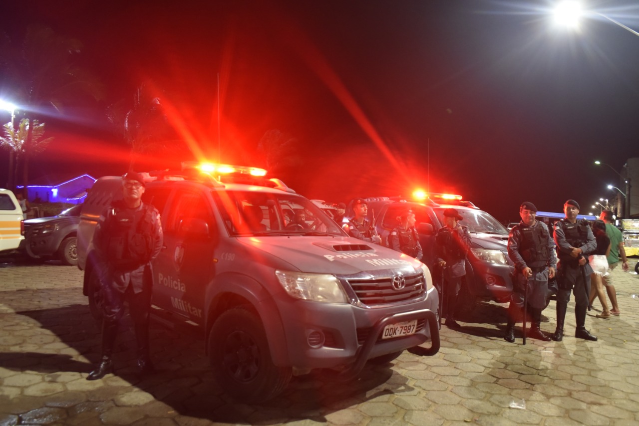 PM reforça segurança em Guriri com efetivo de outros batalhões e cavalaria na Virada do Ano