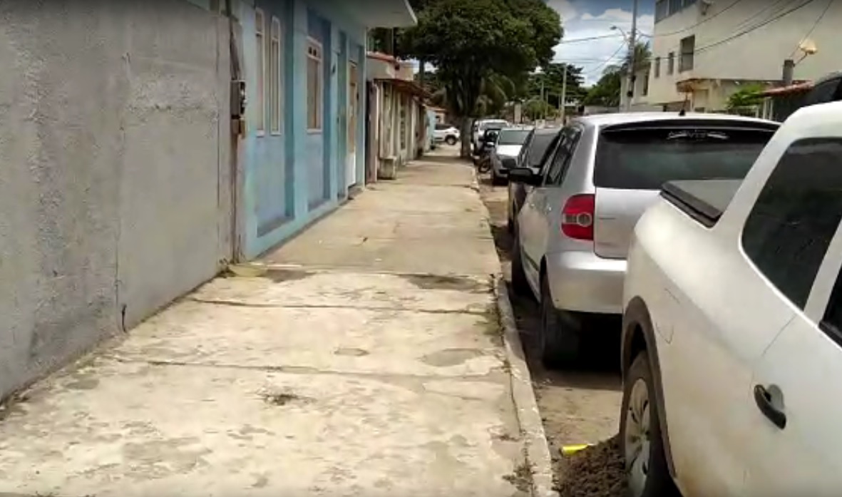 INSATISFAÇÃO EM GURIRI – Moradores reclamam de ‘mijódromo’ em muros de casas, confusão no trânsito e desordenamento de barracas