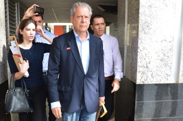 José Dirceu assina termo para prisão no regime aberto
