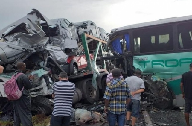 Acidente envolvendo ônibus e carreta deixa seis feridos na BR-251 em Minas