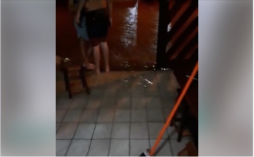 Moradora tem casa inundada em Guriri e culpa Prefeito por obras na avenida da folia: ‘só pensa em festa, não faz planejamento’
