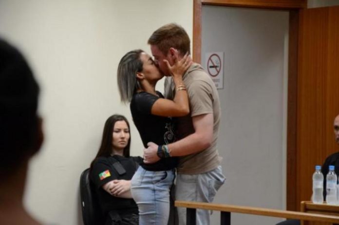 Mulher pede para beijar namorado no tribunal 1