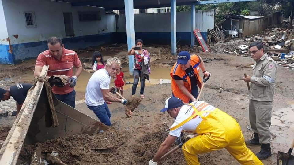 Prefeito de Colatina, Sérgio Meneguelli, mostra disposição no mutirão em Iconha e internautas enaltecem: ‘Nosso futuro Presidente’