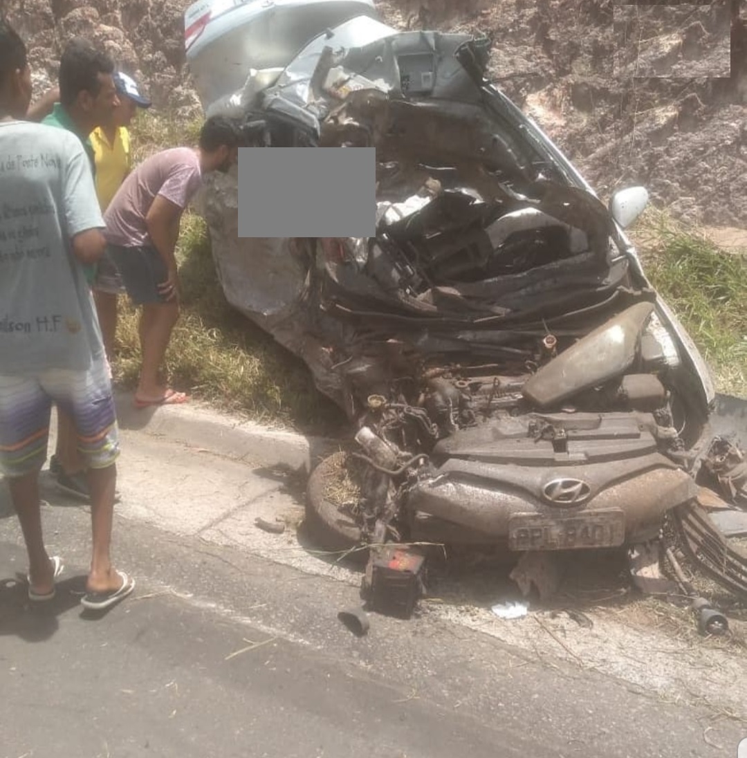 Família morre em colisão com carreta na BR-101, em Jaguaré; criança fica presa às ferragens