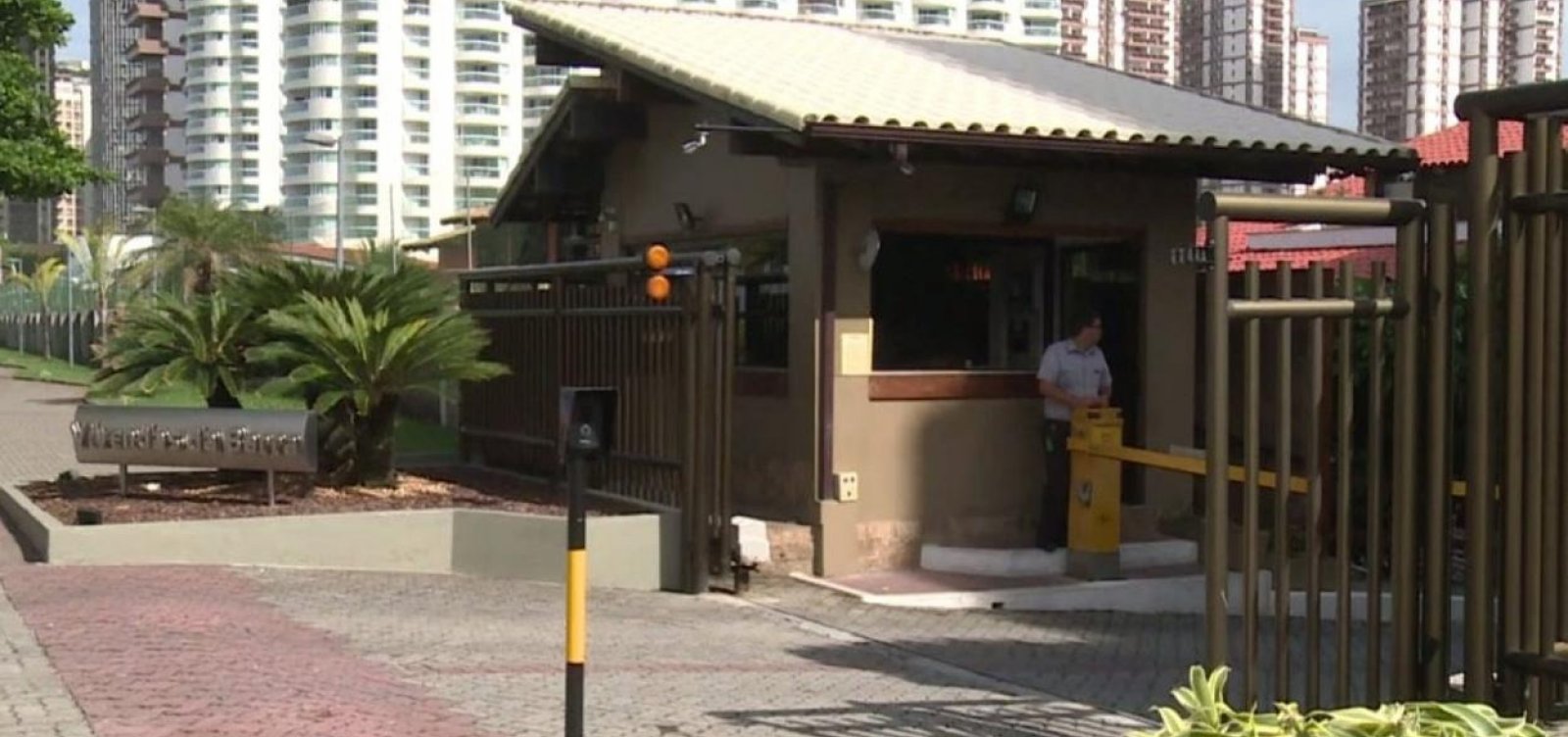 Voz que liberou entrada de Élcio de Queiroz em condomínio não é de porteiro que citou Bolsonaro