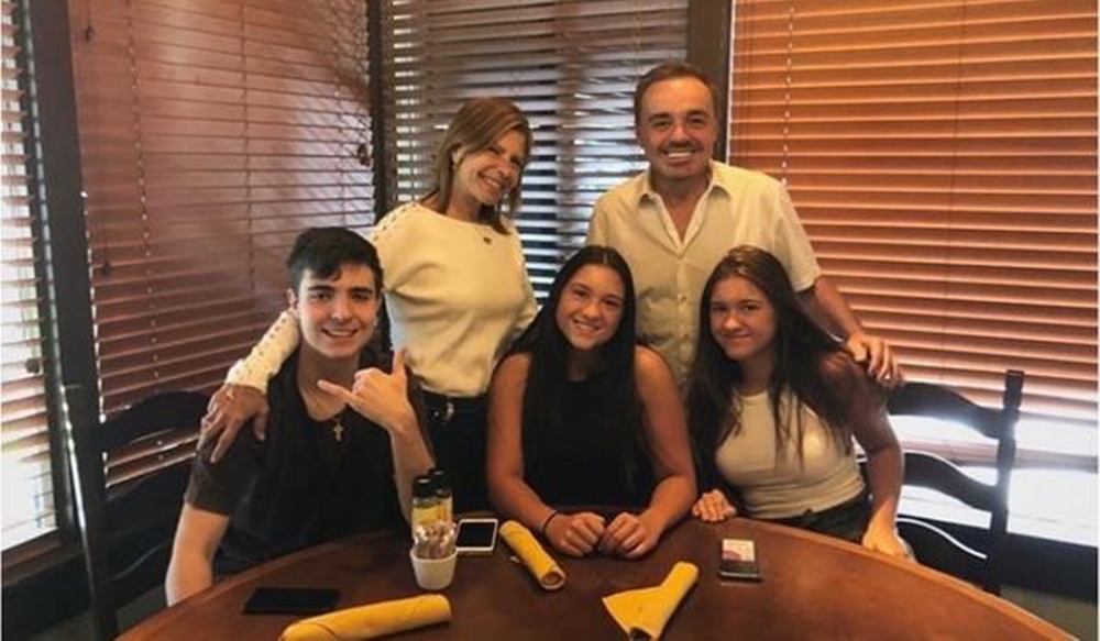 Filho de Gugu alega ter sido enganado e registra boletim de ocorrência contra a mãe