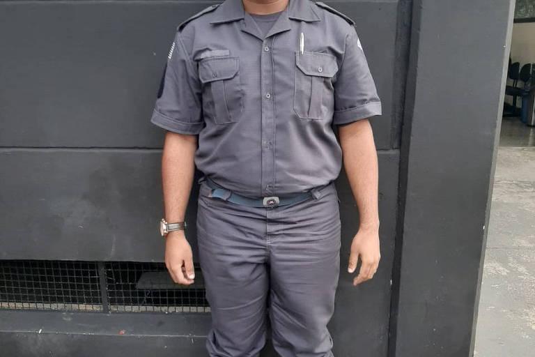 Jovem é flagrado usando farda da PM para andar de graça em ônibus