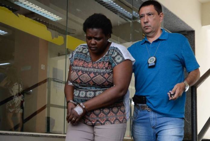 Mulher presa simular coronavírus 1