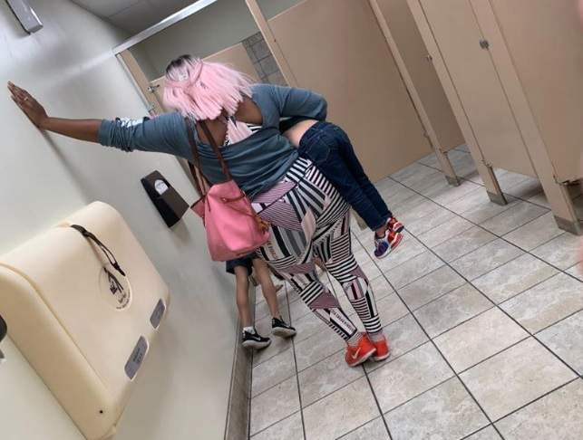 MÃE DURONA – Filho desobediente é obrigado a fazer flexões em banheiro público