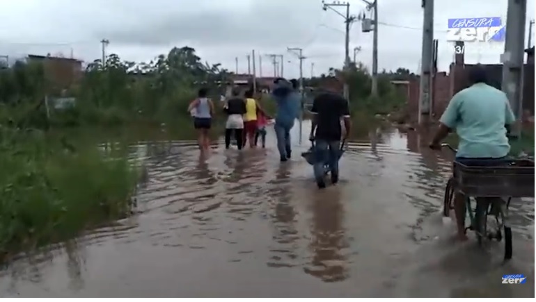 RIO DAS OSTRAS – Moradores do Portelinha vivem drama com inundação e pedem socorro às autoridades