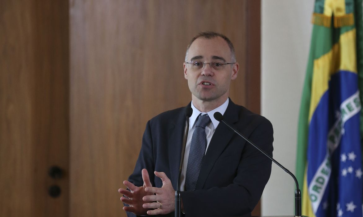 Agora é oficial: Bolsonaro nomeia André Mendonça para a Justiça e Ramagem para a PF