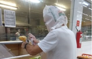 Sem máscara, idoso usa sacola na cabeça para entrar em supermercado