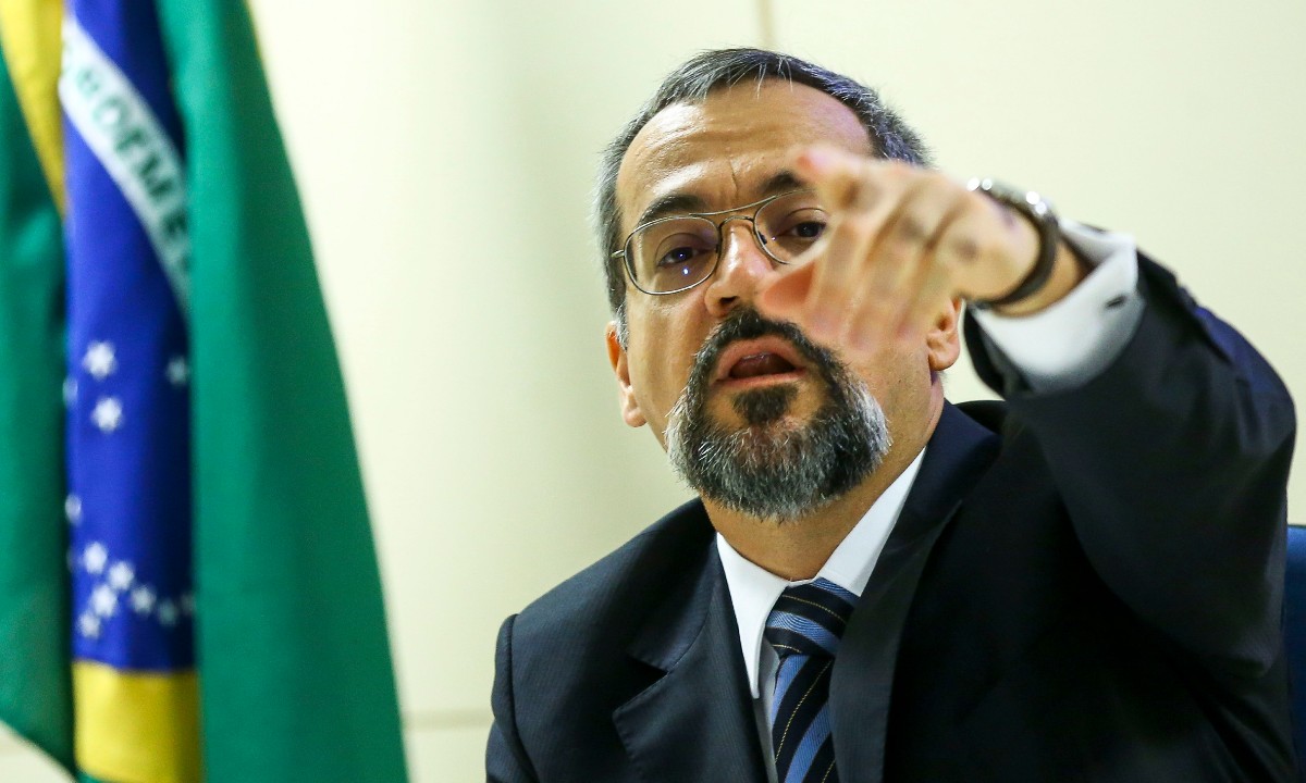 Weintraub diz que universidades que mantêm atividades em pandemia serão premiadas