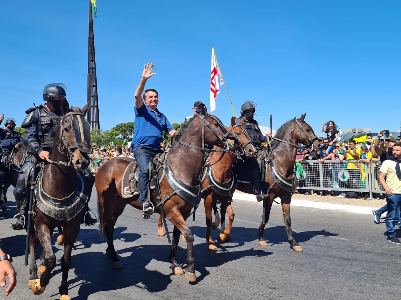 Em Brasília, Bolsonaro cumprimenta manifestantes em ato que pediu intervenção militar e no STF