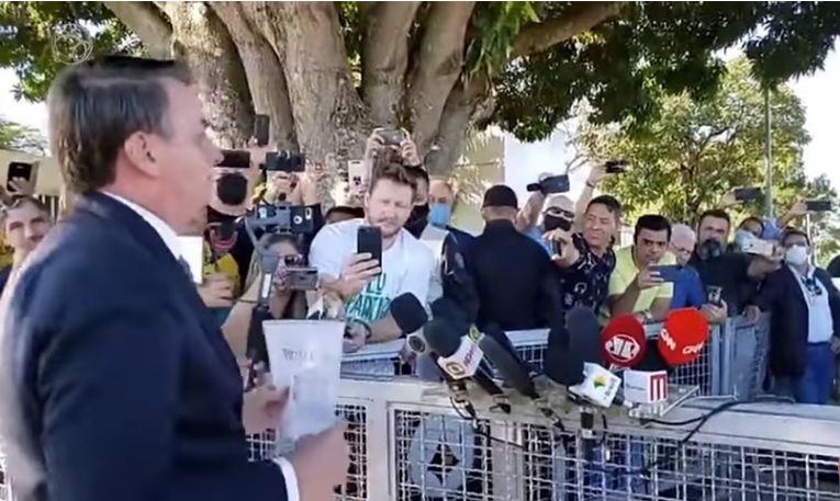 MAL-EDUCADO E ESTÚPIDO – Ao falar sobre troca na PF-RJ, Bolsonaro manda jornalista calar a boca
