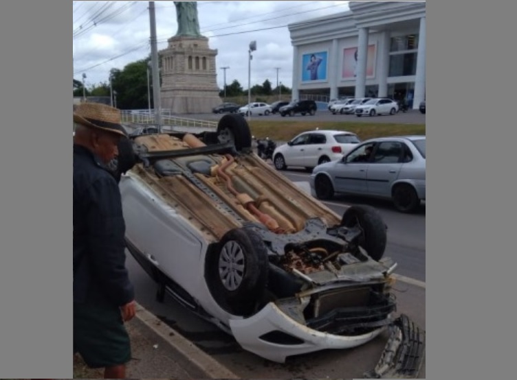 Motorista fica ferido depois de carro capotar na lateral da BR-101, em Linhares