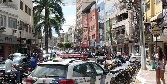 Homem ameaça motorista de ônibus com faca depois de ser orientado a usar máscara de proteção