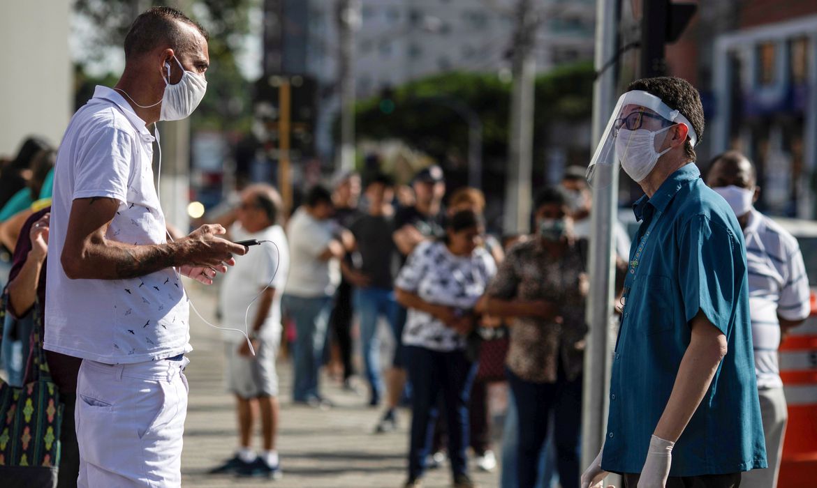 Brasil ultrapassa 100 mil casos confirmados de covid-19; são 7.025 mortes em decorrência do novo coronavírus