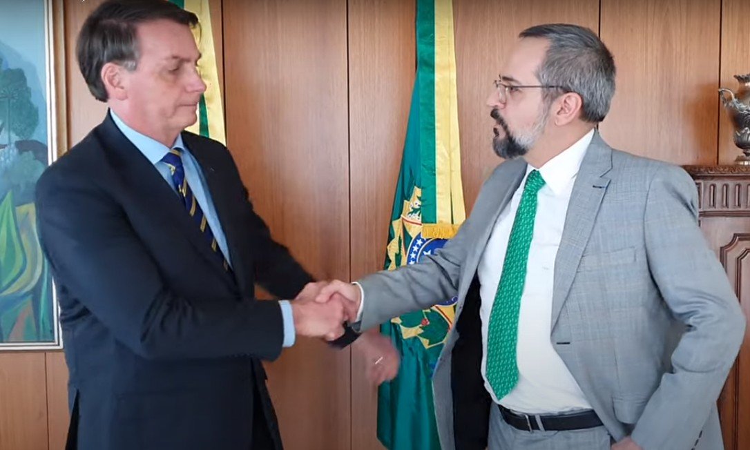 Em vídeo com Bolsonaro, Abraham Weintraub anuncia saída do Ministério da Educação
