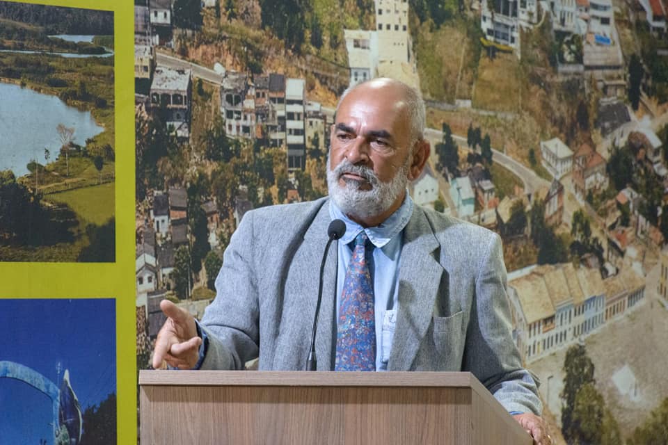 E AÍ, DANIEL? – Carlos Alberto reitera que Prefeitura de São Mateus não paga laboratórios, mas gastará R$ 4 milhões com campos de futebol
