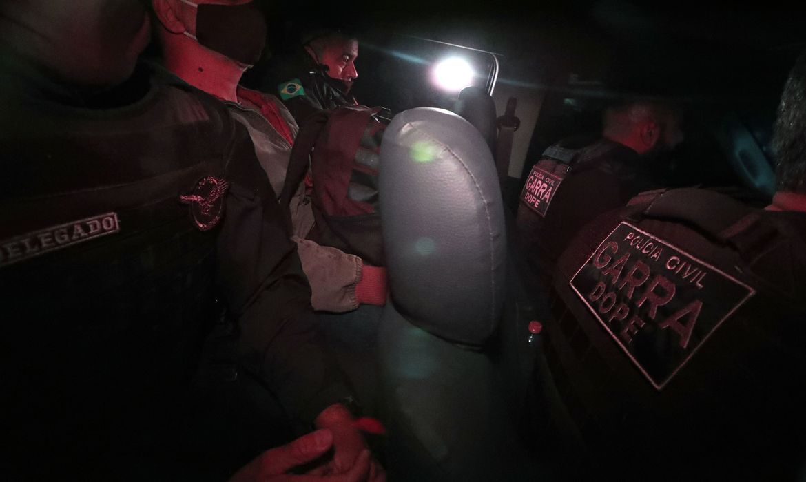 Defesa diz que prisão preventiva de Queiroz foi desnecessária; advogado falou à Imprensa do lado de fora do Presídio de Benfica