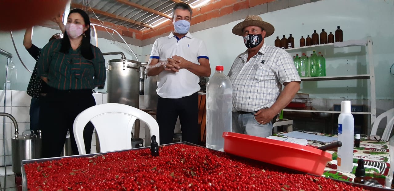 Preta viabiliza reunião do Incaper com produtores de aroeira do Nativo em luta por certificação do óleo e subprodutos
