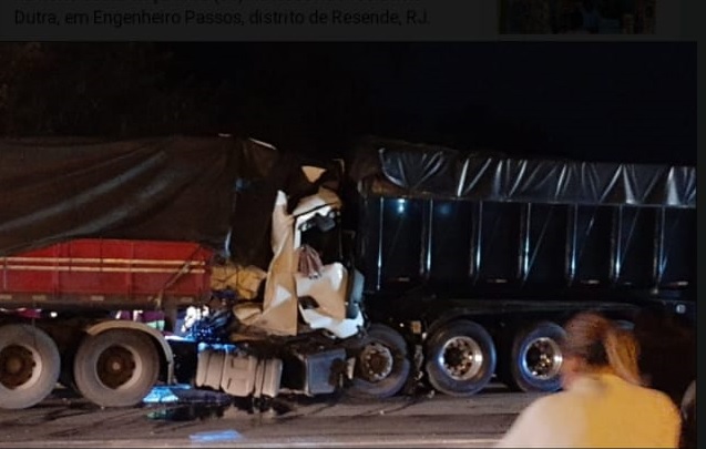 Caminhoneiro de Sooretama morre em colisão de carretas no sul do RJ
