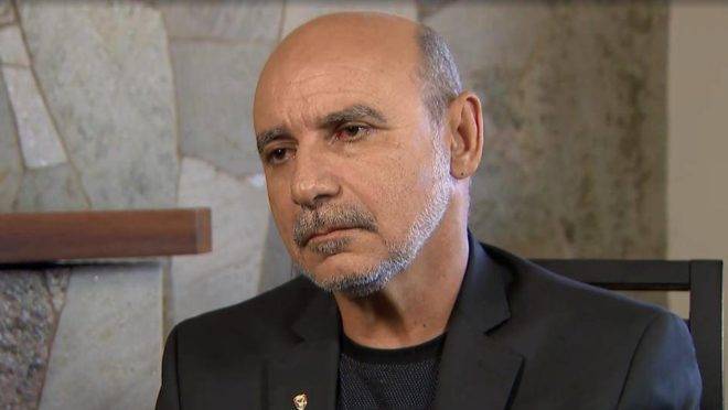 Queiroz deixa a prisão usando tornozeleira eletrônica; STJ converteu prisão preventiva em domiciliar