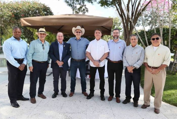 Com coronavírus, Bolsonaro teve contato com pelo menos 17 ministros