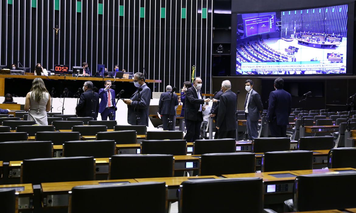 Deputados aprovam texto-base da PEC que adia Eleições 2020 para 15 e 29 de novembro