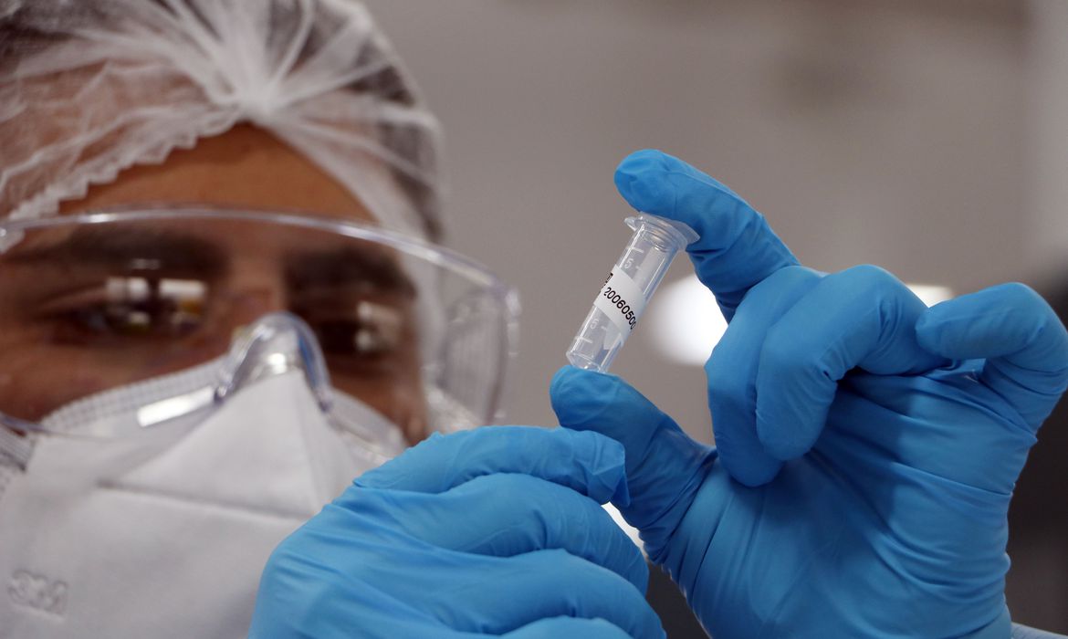 Brasil acumula 141.406 mortes pelo novo coronavírus; recuperados somam mais de 4 milhões
