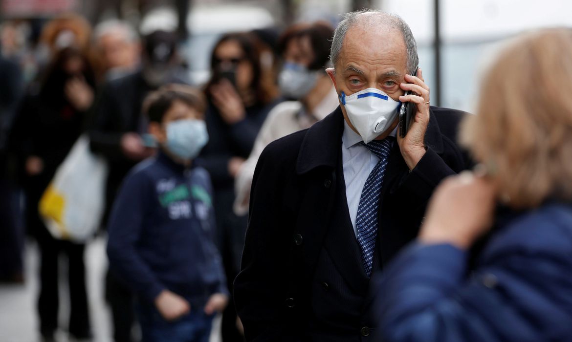 Covid-19: apesar de 10 mil novos casos, número de óbitos desacelera