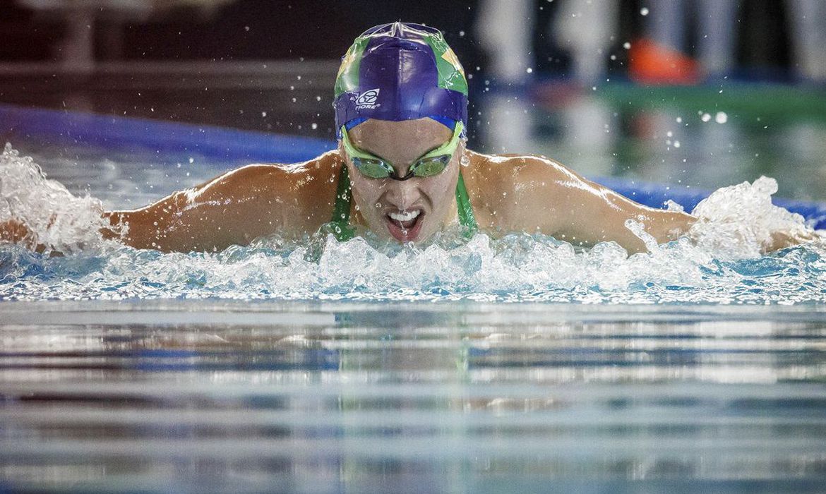 Brasileira nada mais de 30 horas ininterruptas e bate recorde mundial
