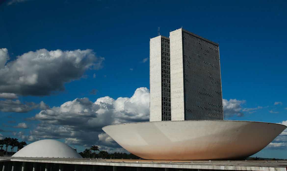 Câmara Federal aprova texto-base do novo Fundeb e prevê repasses ao Sistema S