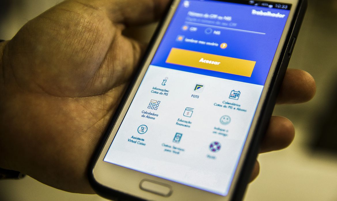 Trabalhador pode solicitar saque de R$ 1.045 do FGTS até quinta-feira (31/12)