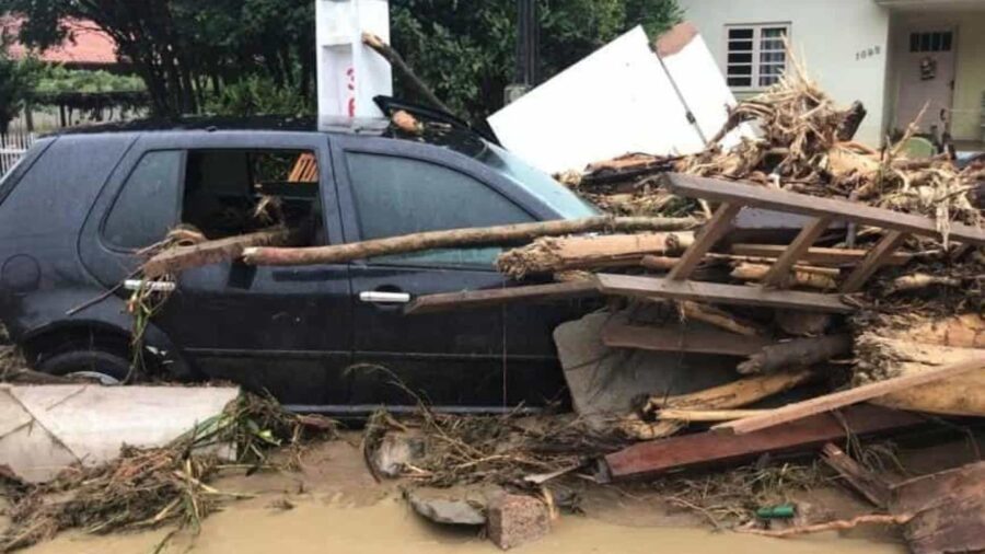 Bolsonaro faz sobrevoo em áreas atingidas por temporal em Santa Catarina