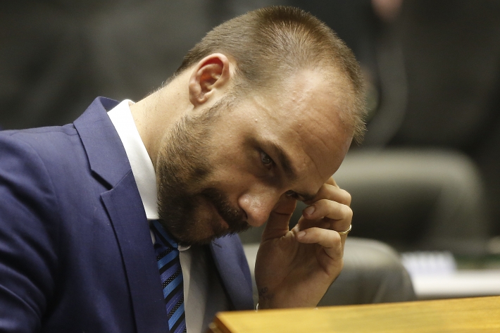 Justiça condena Eduardo Bolsonaro a indenizar repórter da Folha por danos morais