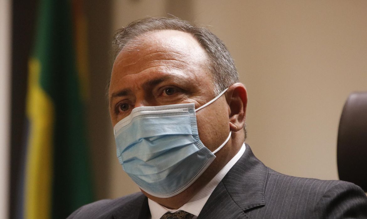 Vacinação contra covid-19 começa ainda nesta segunda (18/01) nos estados, diz Pazuello