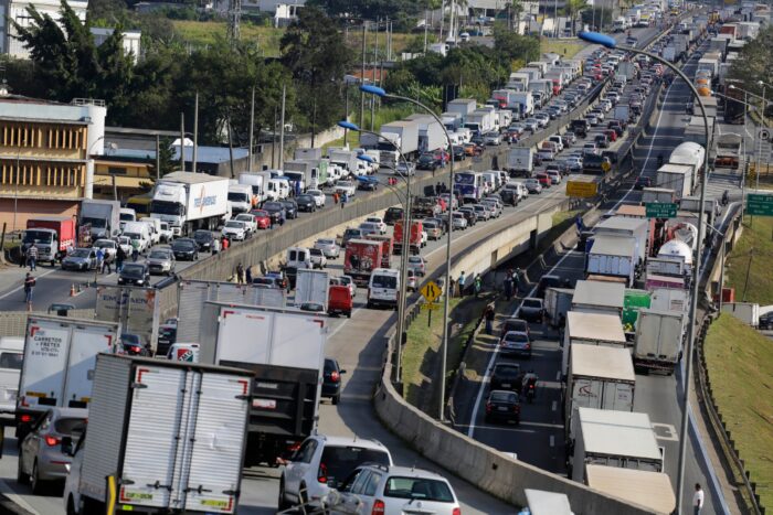 Caminhoneiros confirmam greve ‘por tempo indeterminado’ a partir desta segunda-feira (1º/02); veja vídeo